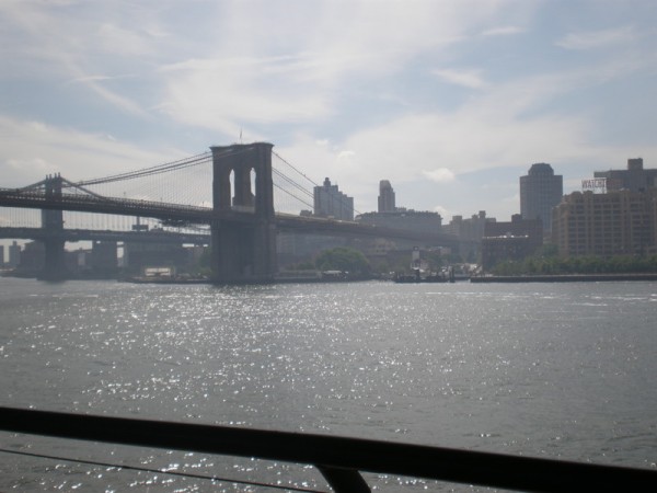 Brooklin Bridge, vpravo sídlo Jehovistů - Watchtower