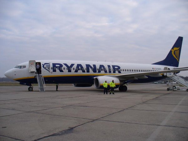Ryanair B737 na letišti Leipzig-Altenburg (AOC)