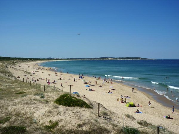 Relax na Cornulla Beach s pohledem na letadla v konečné fázi přiblížení na RWY v SYD