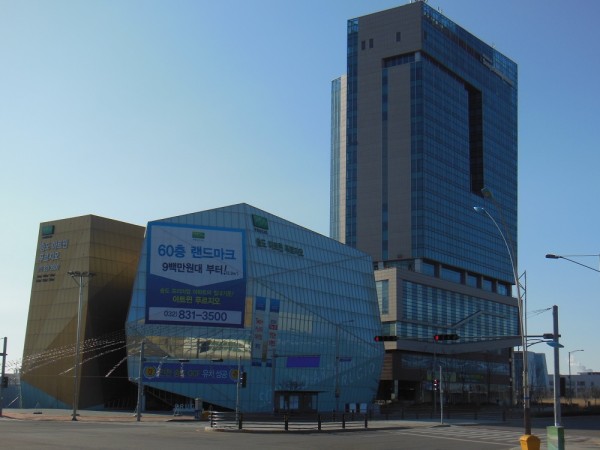 Songdo Bridge Hotel v Incheonu,tentokráte na náklady Koreanu.