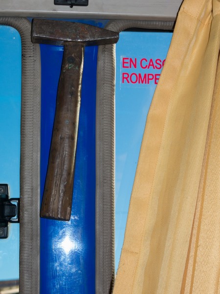Bezpečnostní kladívko pro rozbití okna v případě nehody