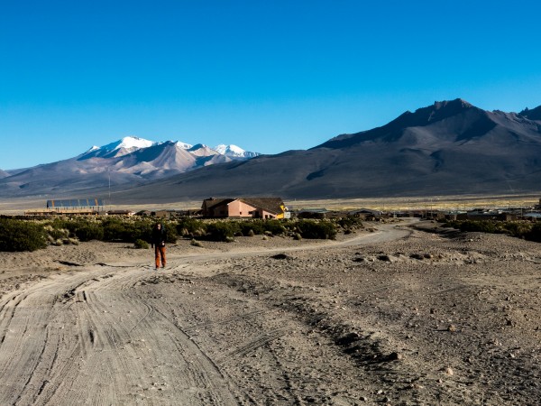 Vesnice Sajama, zasněžené kopečky jsou již v Chile