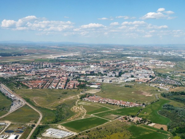 Final approach na letiště Madrid - Barajas. Co je to za letiště v těsném sousedství MAD nevím.