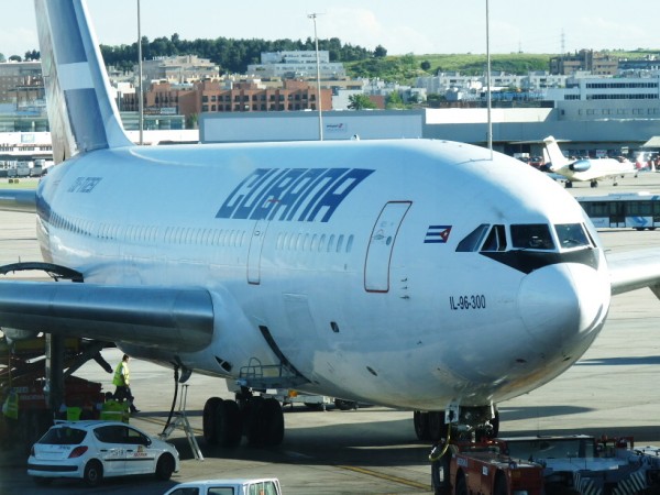 Cubana Il-96 (drobně zpožděný let do Havany - foceno 6 hodin po plánovaném odletu)