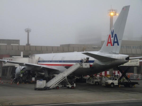 American B777-200 na vedlejší stojánce