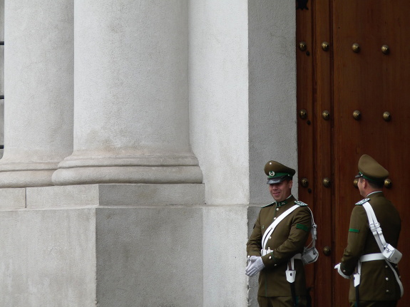 Stráž u zadní strany Palacio de Moneda (sídlo prezidenta).