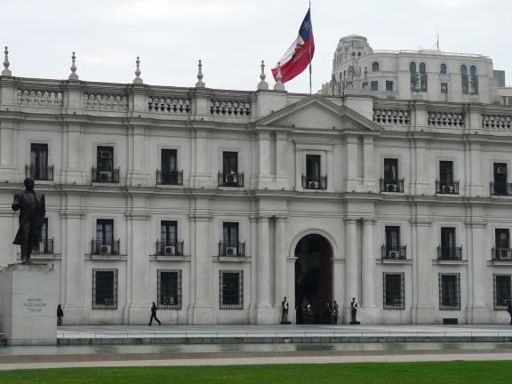 Palacio de Moneda - budova byla dost silně poškozená bombardování během Pinochetova převratu.