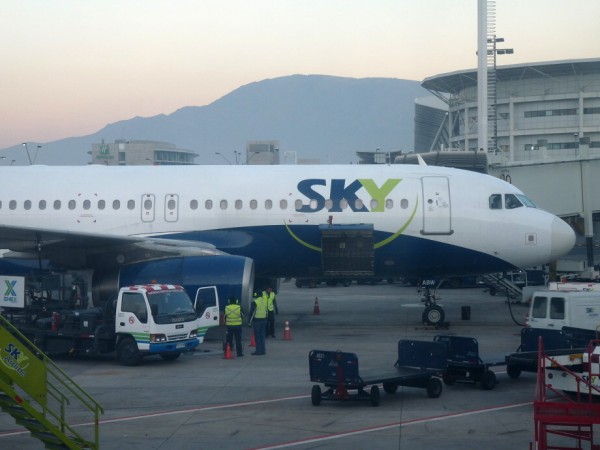 SkyAirlines A320-200 u vedlejšího gatu