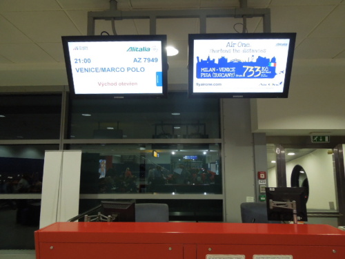 Gate D2. Let byl code-sharován Alitalií
