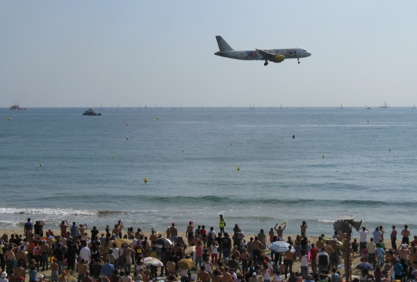 Vueling A320-214 EC-KDG v rámci předprogramu Red Bull Air Race