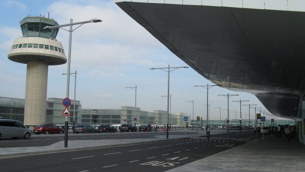 Před odletovou halou T1. Beton, sklo, ocel a žádné palmy. To snad ani není Barcelona