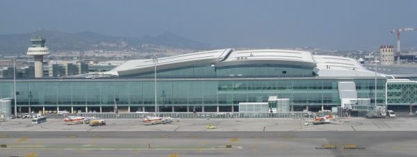 Terminal 1, v popředí Pier C/E