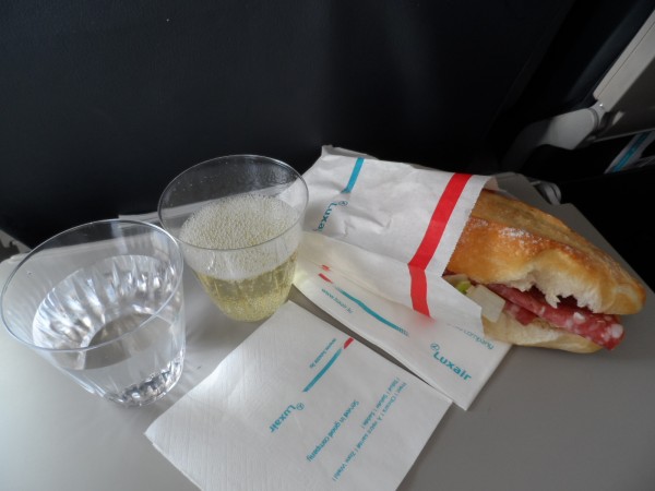Vytecna bagetka s italskym salamem, voda a sekt.