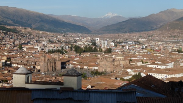 Cuzco - po pravé straně je vidět dráha letiště