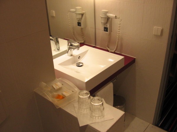 Holiday Inn Airport Prague 2: část minimalistické sprchy