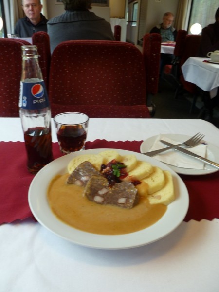 na uzemí Německa vůz se přeci jen lehce zaplnil - svíčková s brusinkami + cola(cca 13 EUR) - 5/10
