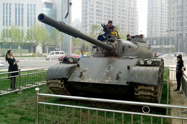 Co tak postavit vedle kostela? Tank přeci.
