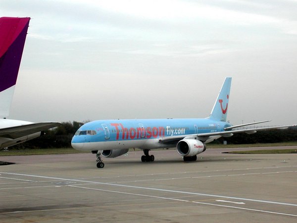 12_Luton_B 737.jpg