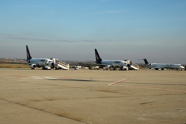 BUD - pohled na plochu (B737 MA, CRJ9 AP)