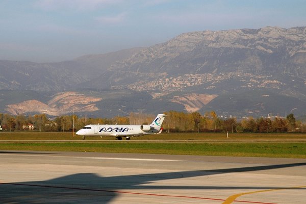 CRJ2 AP a albánské hory