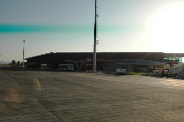 TIA - terminál - pohled z letištní plochy