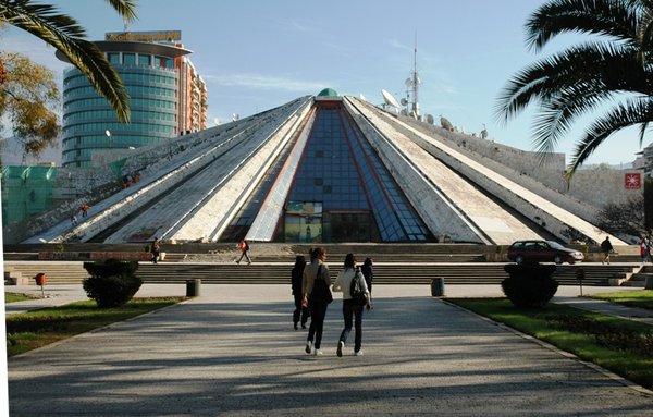 Tirana - Pyramida - dřívější muzem Envera Hodži