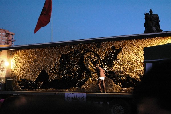 Tirana - největší mozaika ze štětců na malování na světě - Michael Jackson
