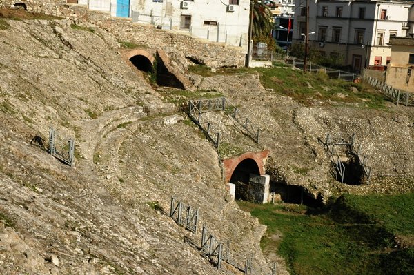 Durrës - zbytky římského amfiteátru - největšího na Balkáně