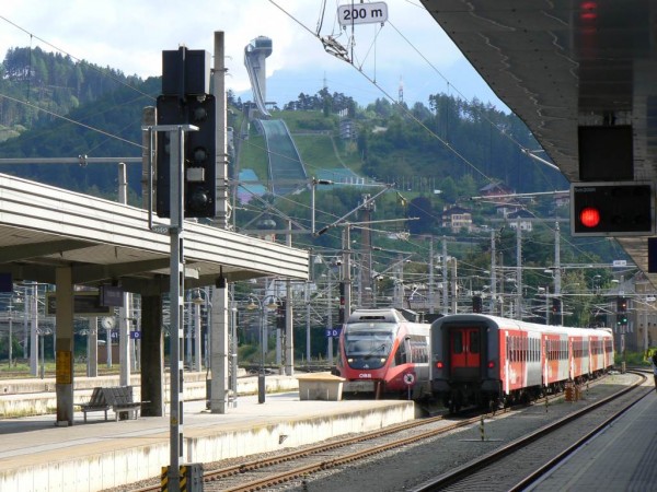 Innsbruck HBF, v pozadí skokanský můstek