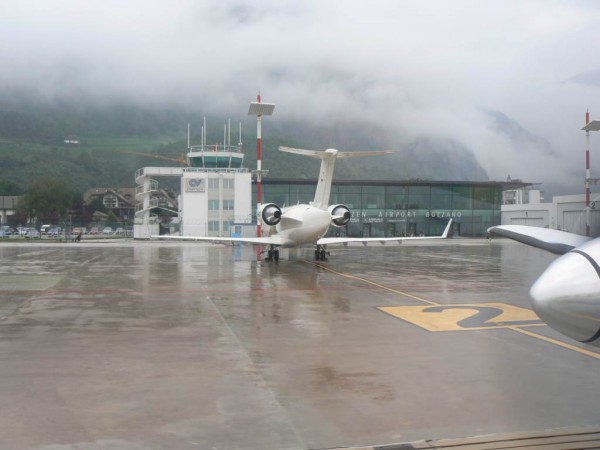 Airside letiště BZO a bizjet v popředí