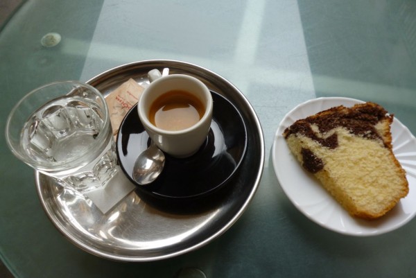 Voda - espresso - bábovka