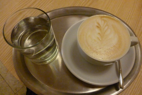 První cappuccino v Morgalu - patrné bublinky v mikropěně v dolním sektoru