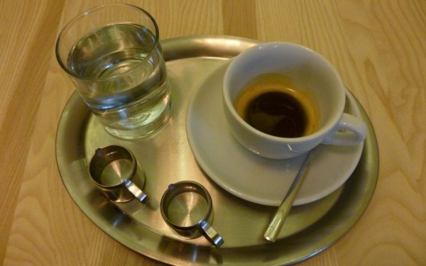 a pak espresso v cappuccinovém šálku (připravené na dolití horkou vodou)