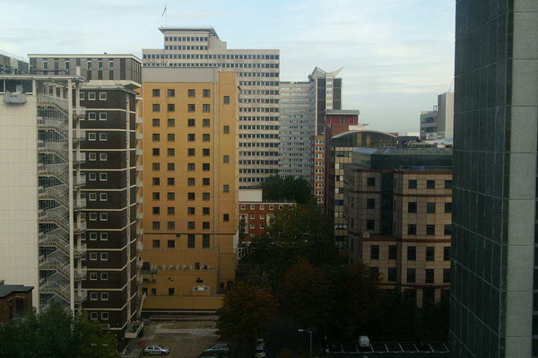 Výhled z okna hotelového pokoje v Croydonu (Travelodge).