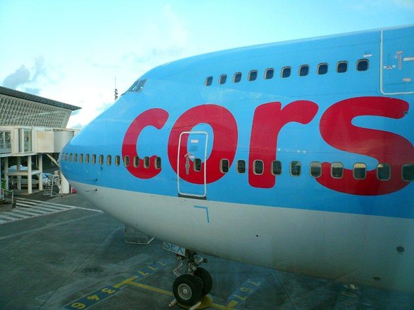 Corsair 747 čeká před halou v PTP