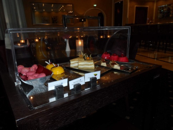 na kavicce v hotelu Kempinski
