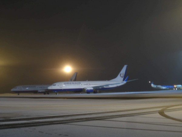 Odstavene 737cky ruske spolecnosti Oreanair a za nima EMB135 v barvach BMI regional letajici pro Air Lituanica