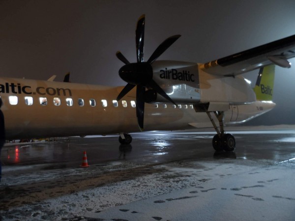 Nastup do naseho DHC4-800 ktera parkovalo ve VNO celou noc