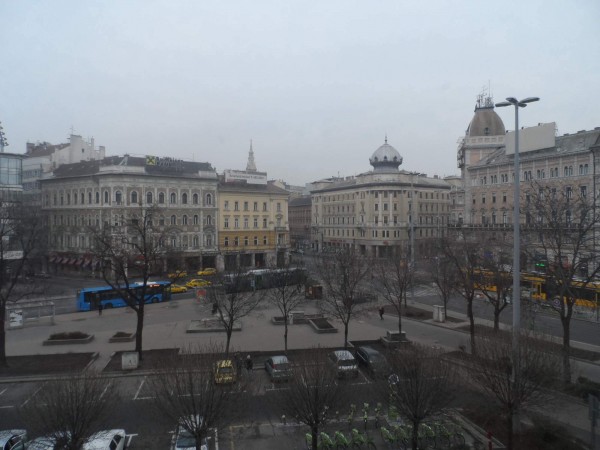 Pohled z hoteloveho pokoje na Blaha Lujza tér