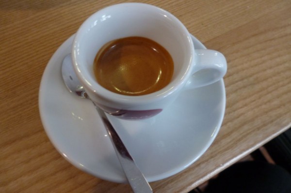 Typické espresso v Jedné básni-Sukova (crema sice ok, ale zdaleka už to není tak jako kdysi)