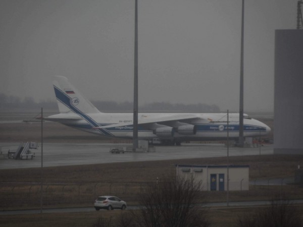 Antonov 124 ceka na odlet na svoji dalsi misi