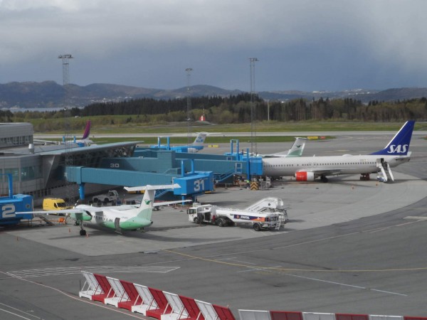 Vzadu stoji Wizzair pred odletem do Varsavy