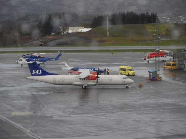 OY-JZD ATR72-600 pred odletem do Alesundu - za nim Super Puma vrtulniky spolecnosti CHC.