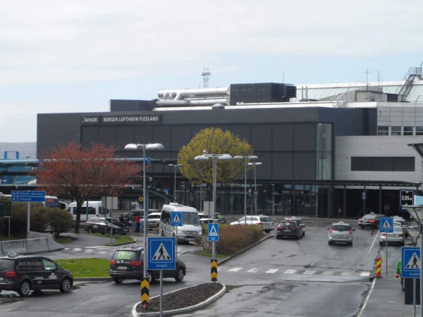 Pohled na Terminal letiste Bergen z ulice pred hotelem Clarion
