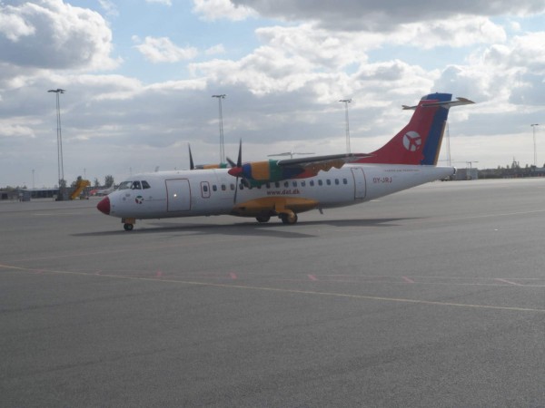 DAT ATR42 taxuje na start letu Billund-Esbjerg-Stavanger