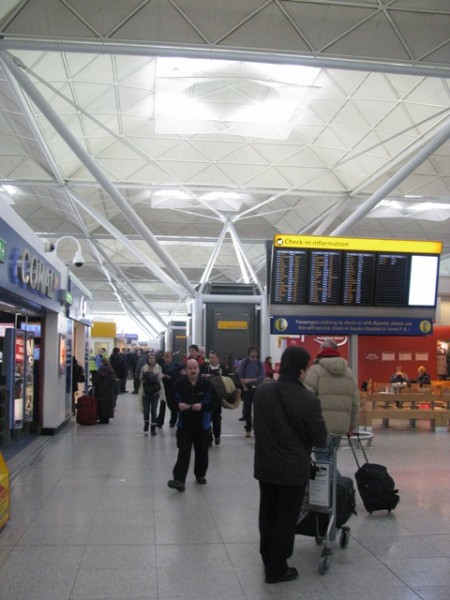 Odletová hala letiště Stansted.