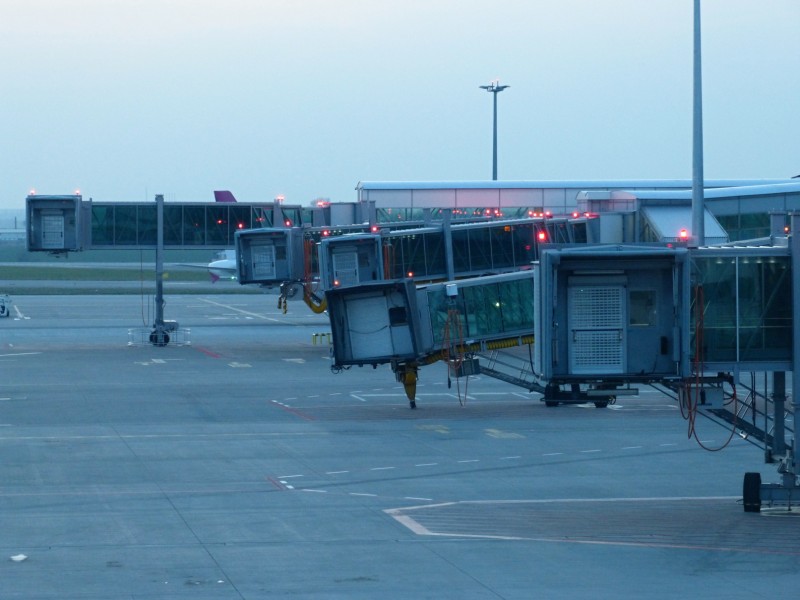 PRG T1 - v pozadí nový gate pro A380 - teď už jenom sehnat tu A380 :-)