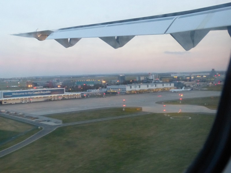 JU614 - short final na PRG