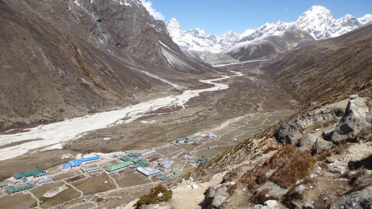 Tudy se jde k Everestu, vlevo dole Pheriche 4240 m/nm