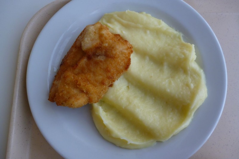 Kuřecí Cordon Bleu byl trochu mastnější - doplněn bramborovou kaší, která na mne působila jako prášková